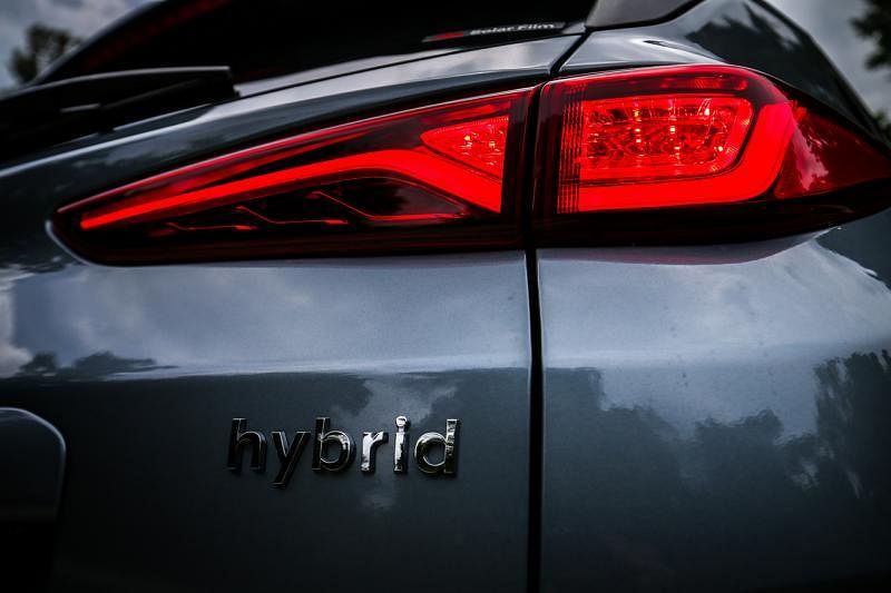 LED尾灯，下方的Hybrid字眼，适度提醒，这是一款混合动力节能的车子。