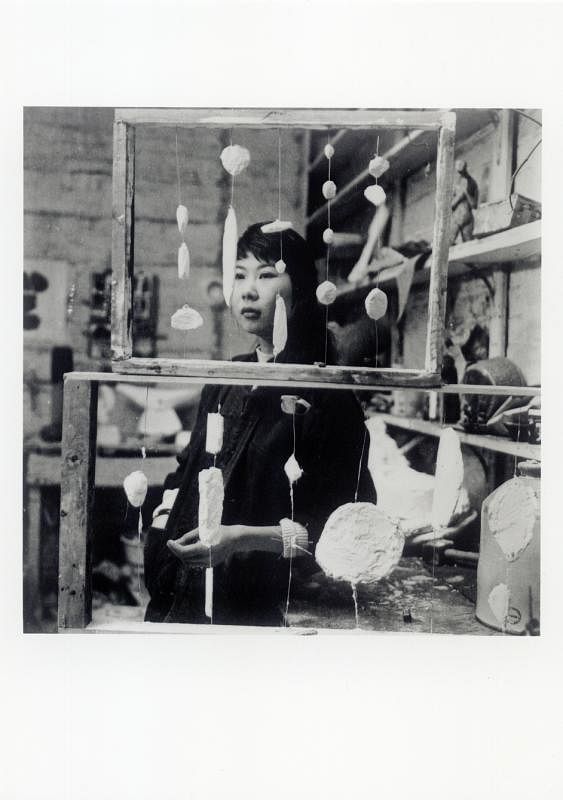 艺术家林真金在工作室与雕塑作品“Abacus”（1959）合影。