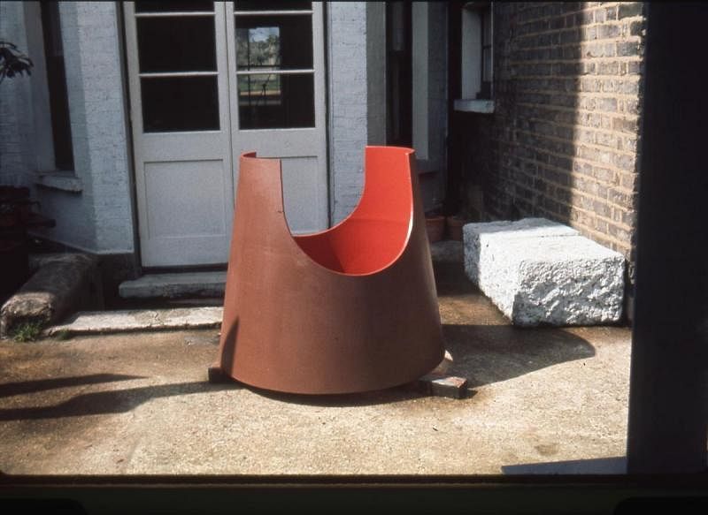 约翰尼·特恩布少时将母亲林真金的雕塑《回声》（1967）当临时堡垒来玩。