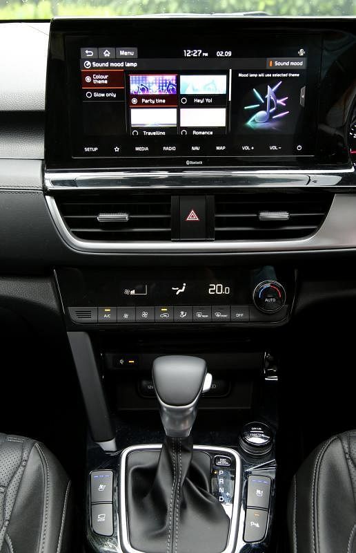 10.25英寸中控娱乐触屏，设有可随喜好选择的气氛灯装置，增添驾驶体验。