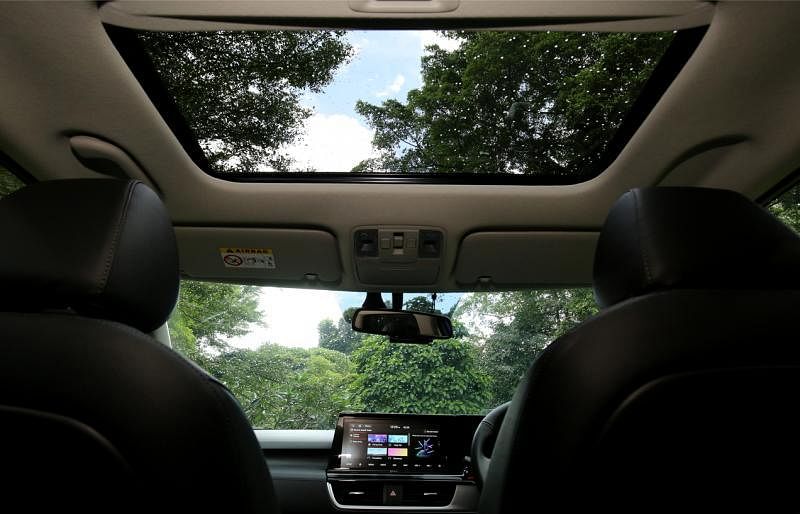车子天窗进一步提升车内的明亮通透感。