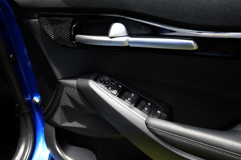 前座车门板上的3D图案扬声器，增加立体感，门把也采长饰条设计。