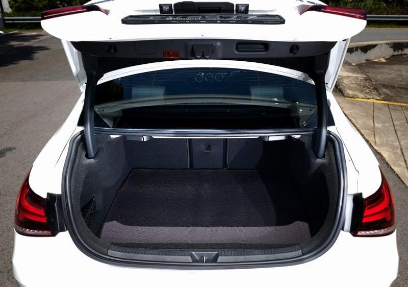 四门轿车的好处就是有了宽敞的行李厢空间，容量达420升。