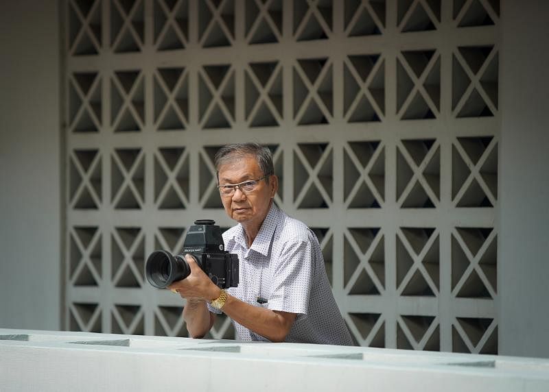 天鹅湖照相馆负责人梁福勇，可说是本地摄影界代表人物之一。（林泽锐摄）