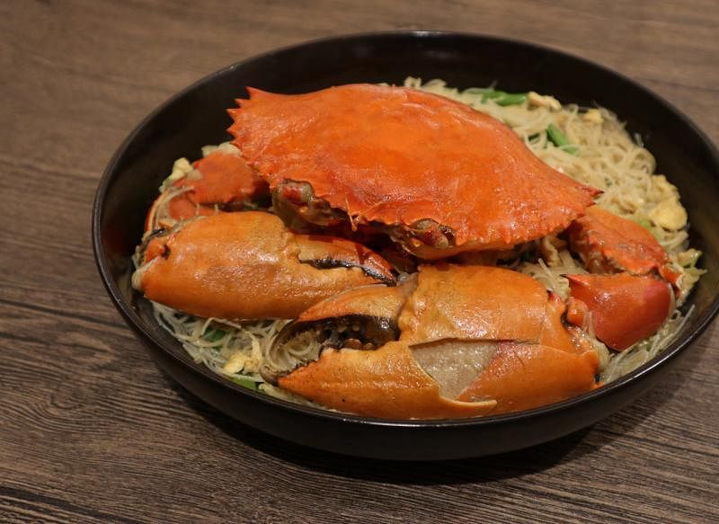 良木园酒店岷江餐馆翻新后推出新菜肴，如姜葱活蟹焖米粉。