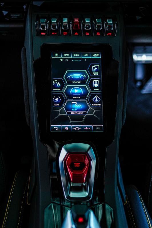 驾驶舱的中控台上配备8.4英寸HMI触屏系统，可控制车子的各项功能。