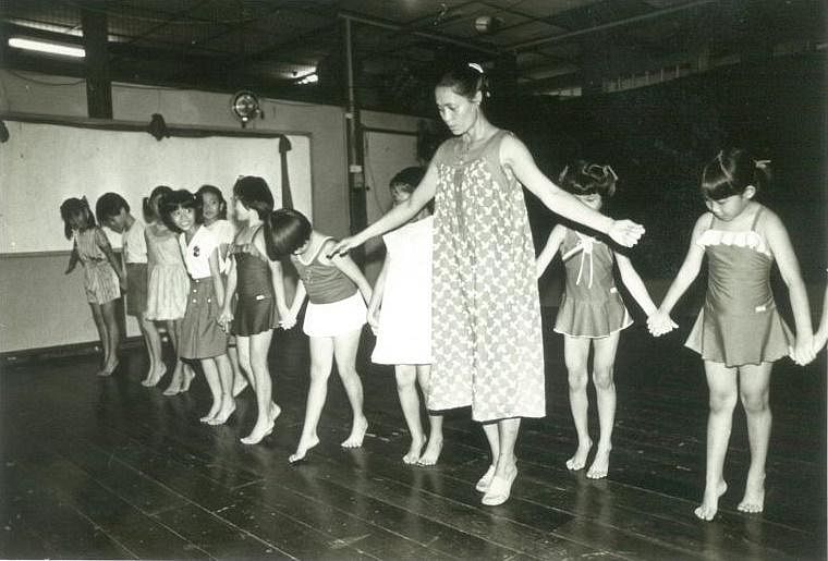 本地舞蹈先驱吴丽娟（前）将在线上带大家重温实践第一堂舞蹈课。图为70年代，吴老师带孩子们上课。