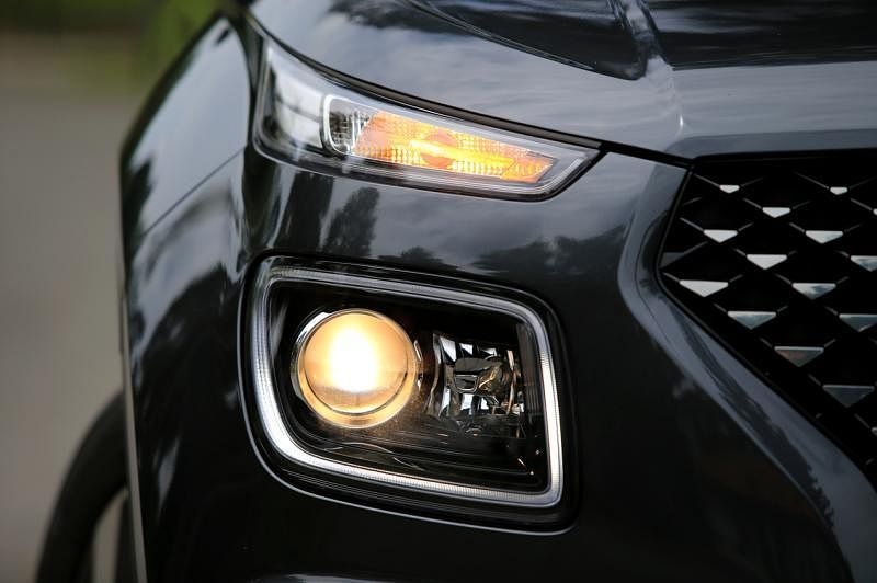 现代家族标志性的分离式灯组，顶级车型则有LED日行灯和LED尾灯。