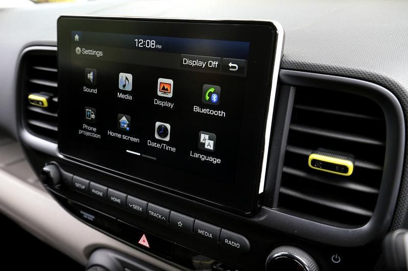 8英寸中控娱乐触屏，支持Apple CarPlay和Android Auto。
