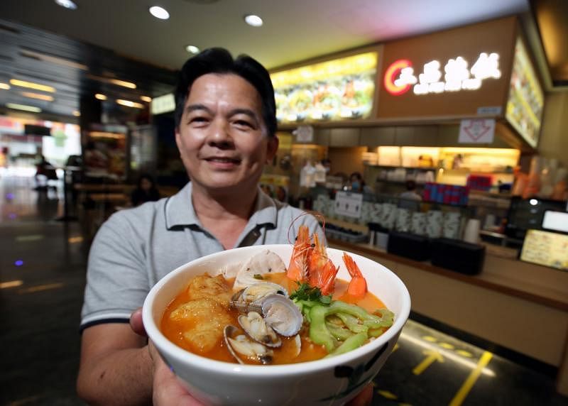 前餐饮集团厨房营运总监黄种礼开设档口卖泡饭。（梁麒麟摄）