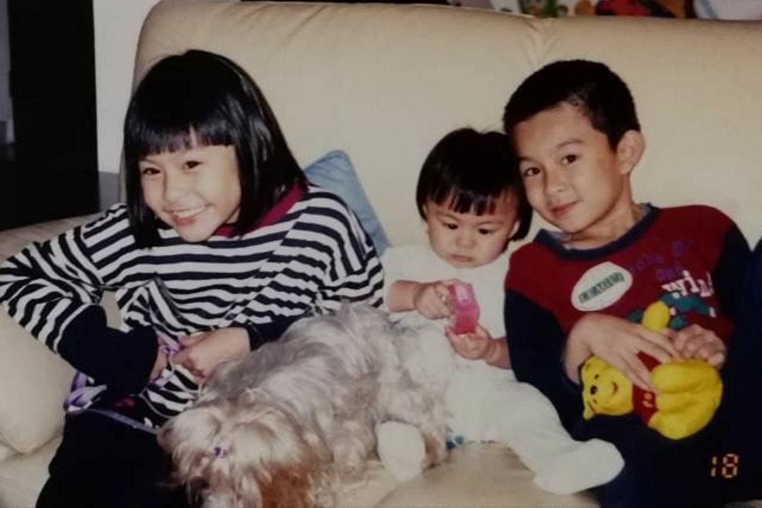 陈楚寰（左）在家排行老二，有一个大两岁哥哥（右）和一个小7岁妹妹。（受访者提供）