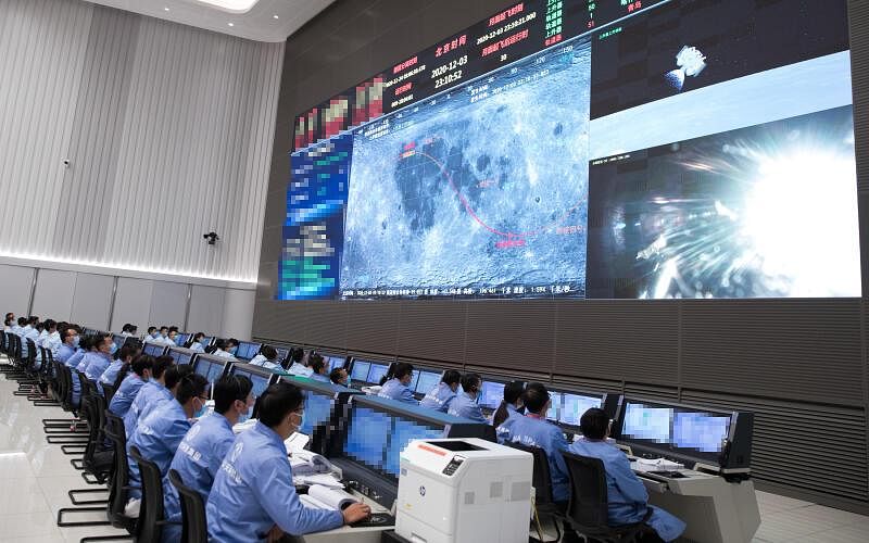 航天科技人员在北京航天飞行控制中心监测嫦娥五号上升器工作