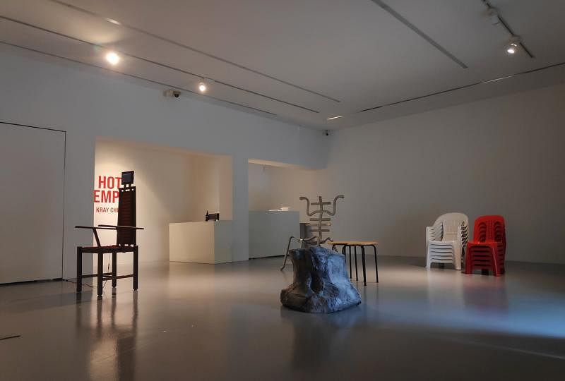 陈坷睿装置个展“火热的寺庙”，展厅以几款造型各异的椅子为主。