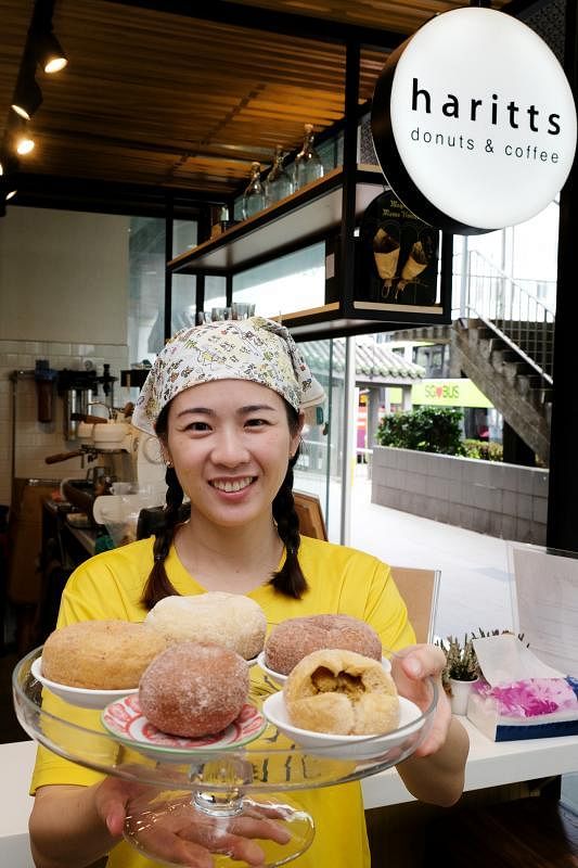 Haritts Donuts & Coffee的负责人伍小娴每天亲自制作甜甜圈。（曾坤顺／摄影）