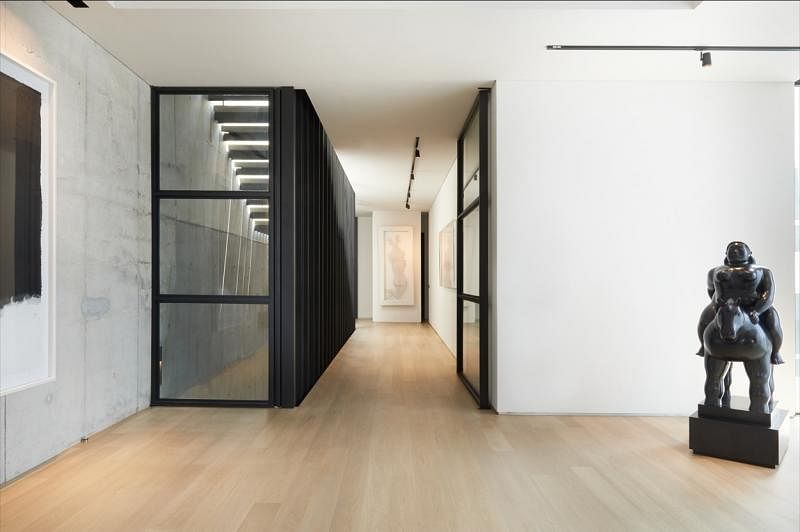 一楼的走廊边是被玻璃和钢条“包裹”的楼梯。