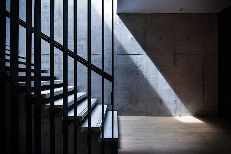 楼梯在清水泥和钢铁的搭配下更有洁净安宁感。