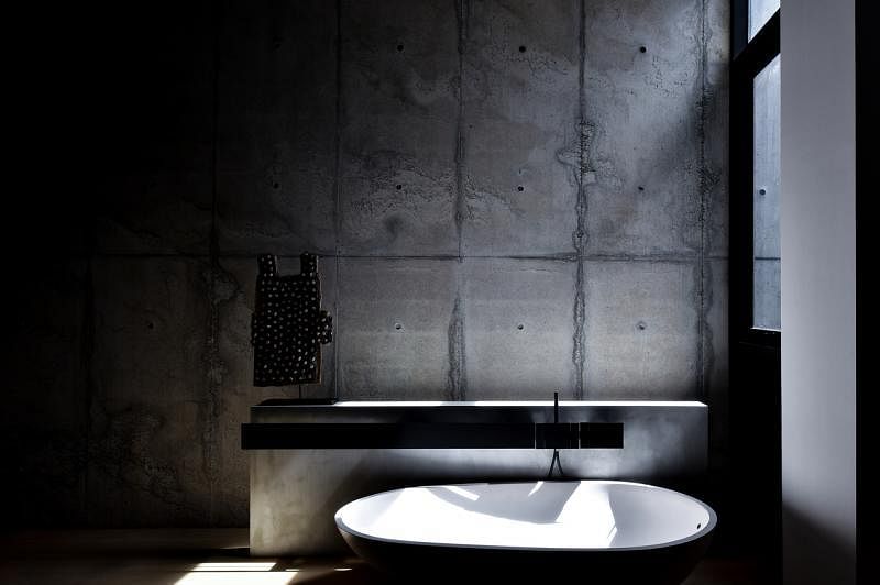 屋主兼建筑师最喜欢的角落——摆放在浴室中央的浴缸。