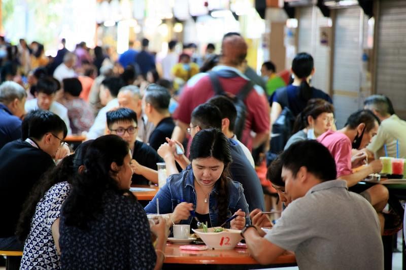 小贩中心让不同阶层的人在同一个空间里相聚，且在美食里找到共鸣。