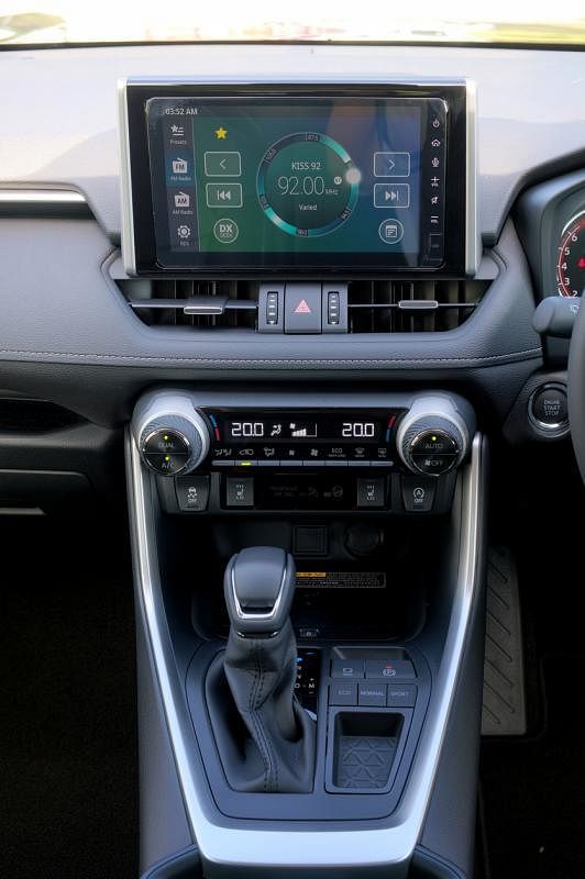 9英寸的中控娱乐触屏，右下角是USB插槽，支持Apple CarPlay和Android Auto。