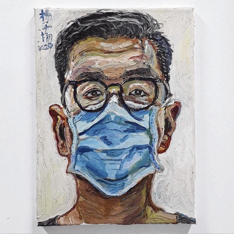 今年艺术家的创作与疫情紧密挂钩，比如杨子扬的自画像反映了疫情下戴口罩的新常态。（档案照）