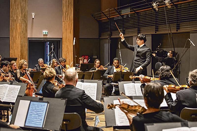黄佳俊指挥法国国家交响乐团，并以此为契机举办数码音乐比赛，让本地音乐家登上国际舞台。（黄佳俊提供）