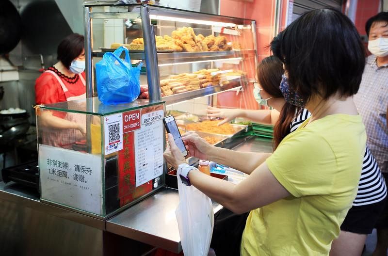更多小贩开通了电子付费选择，食客可用手机扫码付费。
