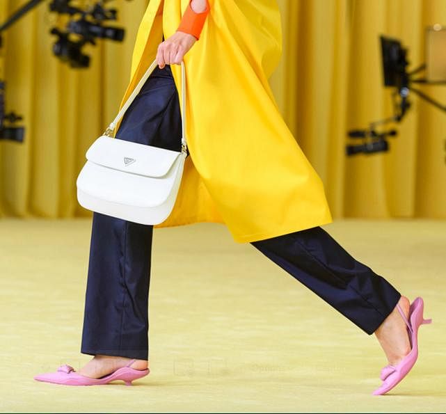 陈思涵与潘通不约而同认为，设计师在2021年将趋向更缤纷、开心的颜色，如Prada 2021年春夏选用的这款柠檬黄。（互联网）