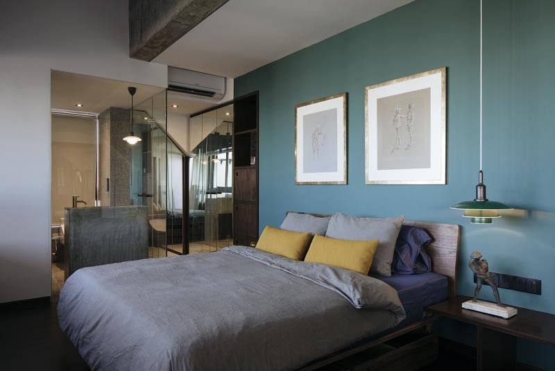 床头墙漆上蓝绿色，掺入一点绿色就比饭厅的深灰蓝墙显得更为柔情似水。