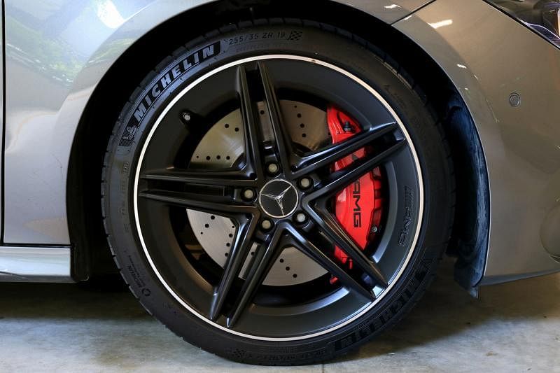 19英寸的黑色五幅轮圈及红色的高性能刹车卡钳。