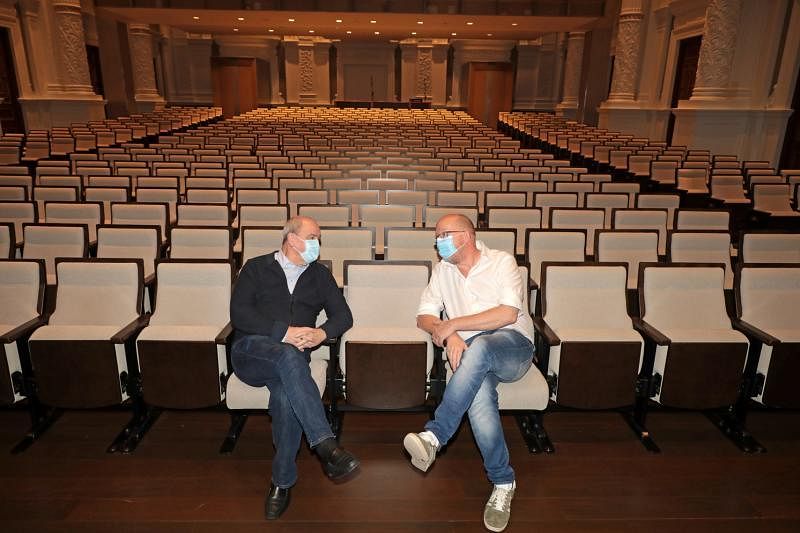 艺术策划总监汉斯·索伦森（右）与汉斯·格拉夫共同负责新加坡交响乐团的乐季节目策划。