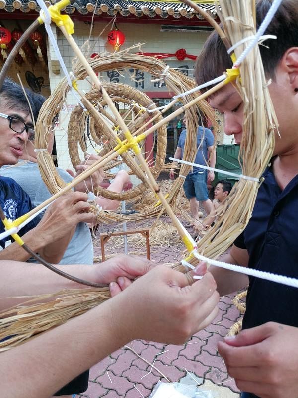 龙身以藤条制作骨架,然后捆绑上稻草(万山福德祠提供)