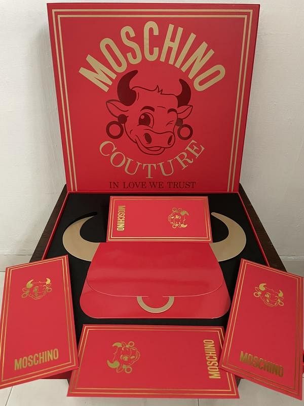 Moschino的豪气红包盒。