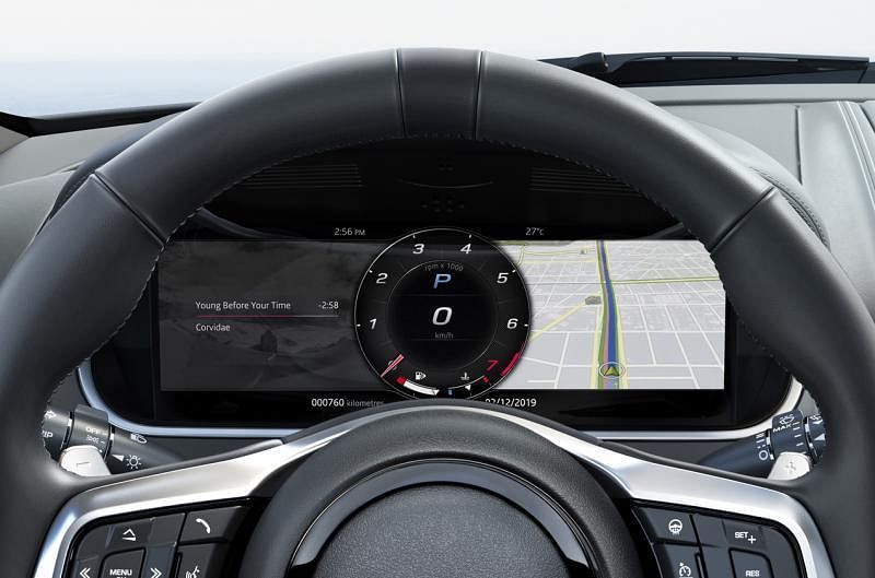 车室配备大尺寸TFT虚拟仪表盘，有流畅的指针画面，可显示驾驶辅助、娱乐通信和3D地图等丰富的行车信息。