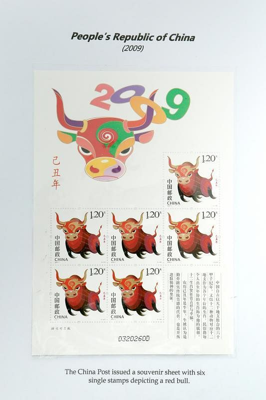 中国大陆2009年的红牛票设计强调闪闪发光的金牛角。（龙国雄摄）