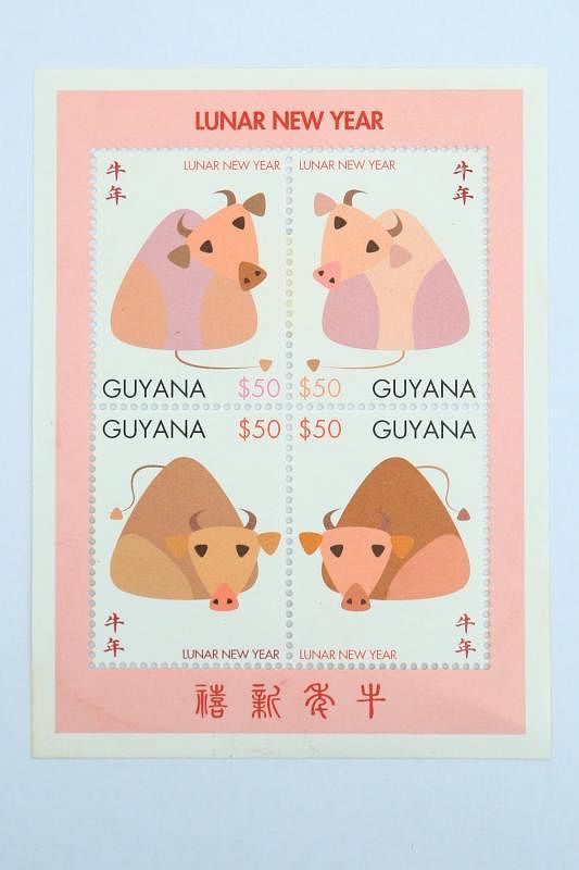 南美洲的圭亚那也发行生肖牛票，线条简洁，非常卡通。（龙国雄摄）