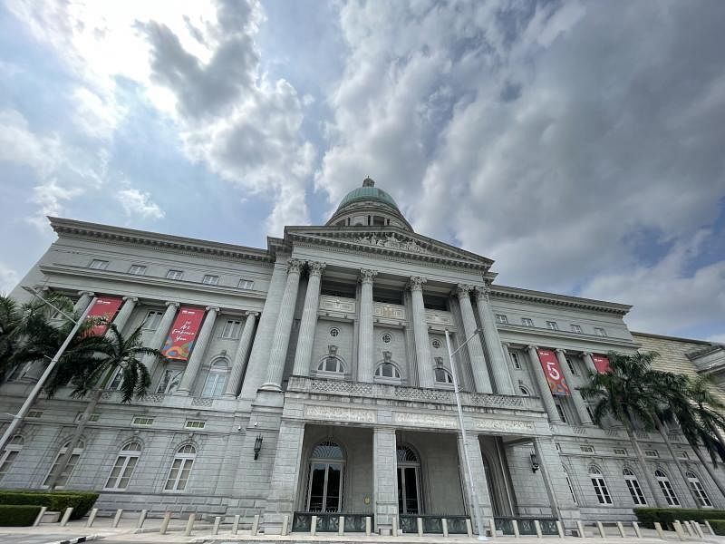 亚历克为我国前最高法院（现为新加坡国家美术馆）横楣雕刻的五件浮雕。（林方伟摄）