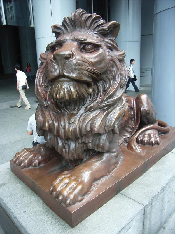 香港汇丰银行的两座铜狮是威廉·伟克司达夫的作品。（取自维基百科）