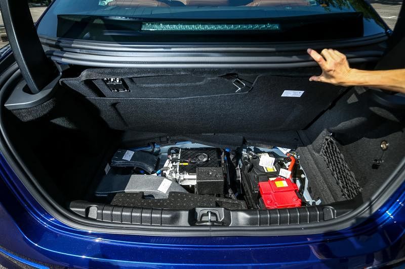 车子的直流电压转换器和48V发电机置于行李厢下方。
