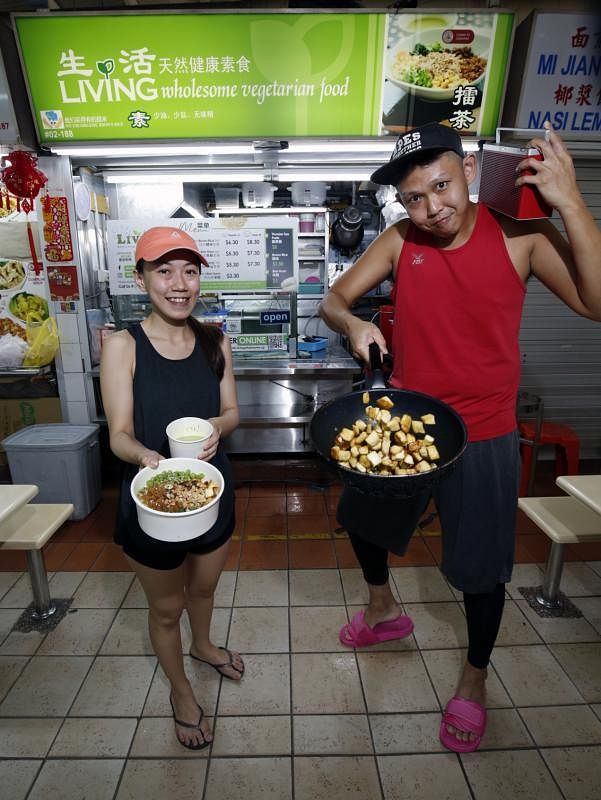 陈伟铭和张慧敏喜欢穿运动装煮饭，跟随音乐节拍完成一套流畅的烹饪动作。（摄影/梁麒麟）