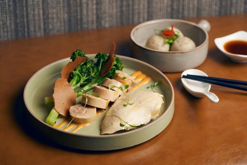 亲餐馆的海南鸡饭，以薏米饭球和鸡肉卷的方式上桌。