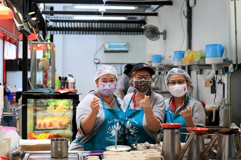 在厨尊茶水摊工作的员工认为助人自助快乐多。