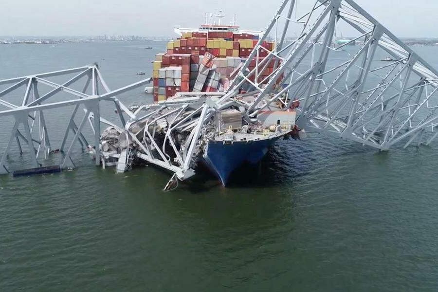 美国国家运输安全委员会发布的照片显示，巴尔的摩弗朗西斯·斯科特·基大桥星期二（26日）凌晨被集装箱船撞上后坍塌。（路透社）
