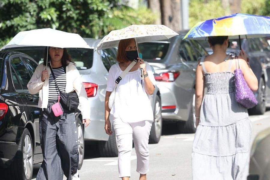 气象署提醒公众出门在外要做好防晒功夫，比如带伞、使用防晒霜、戴上帽子与墨镜。（郑一鸣摄）