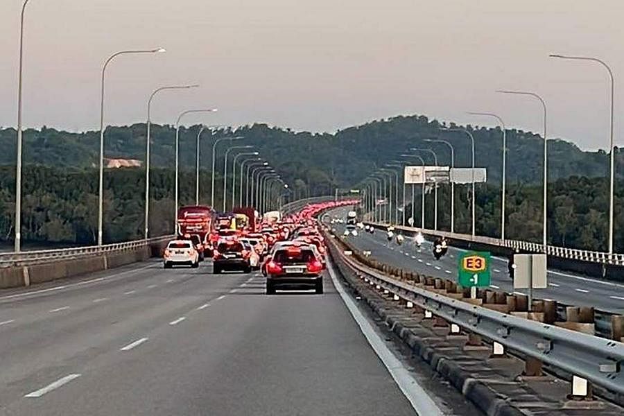 网上流传，第二通道星期五（29日）早上塞车已经塞到大桥的一半了。（网络照片）