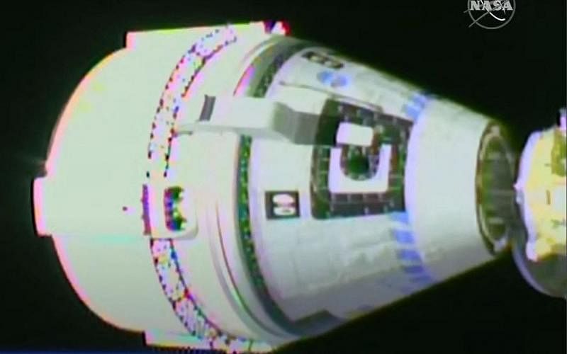 波音飞船“星际客机”与国际空间站对接