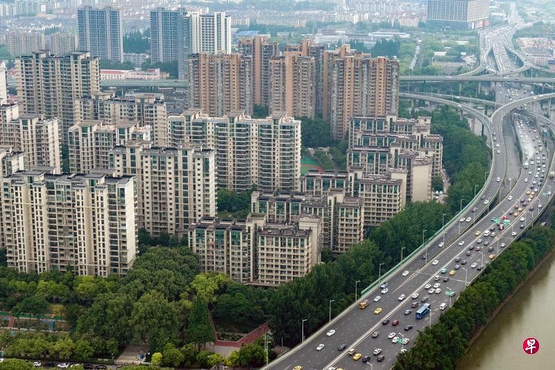 专家认为，中国官方可能在房地产税立法完成之前，率先在部分城市推出试点。图为南京一处楼盘。（中新社档案照）