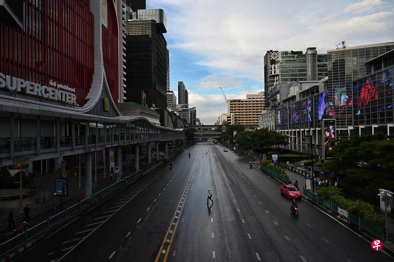 平日熙攘喧嚣的曼谷市中心如今是一片死寂。曼谷和周边多府从昨天开始实施疫情暴发一年多来最严格的防疫措施，大多数经济活动戛然而止。（法新社）
