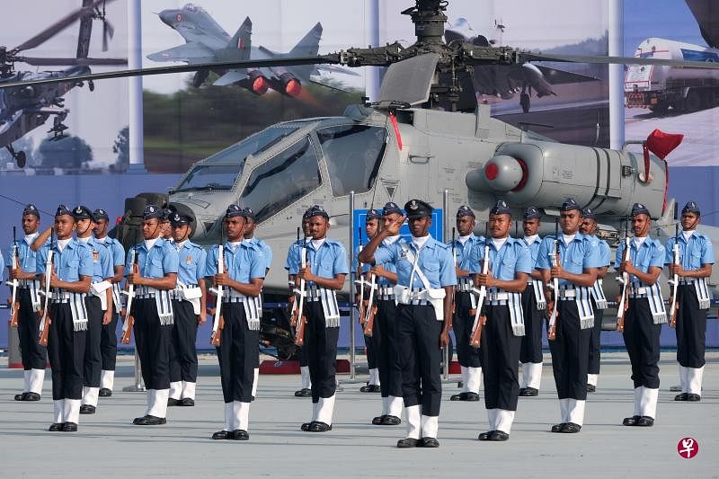 印度总理莫迪转而靠向加强军事合作对抗中国的美国及其盟友，为印度久违的军改注入新动能。图为印度空军成员上周五在北方邦（Uttar Pradesh）举行的空军节庆典上步操。（彭博社）