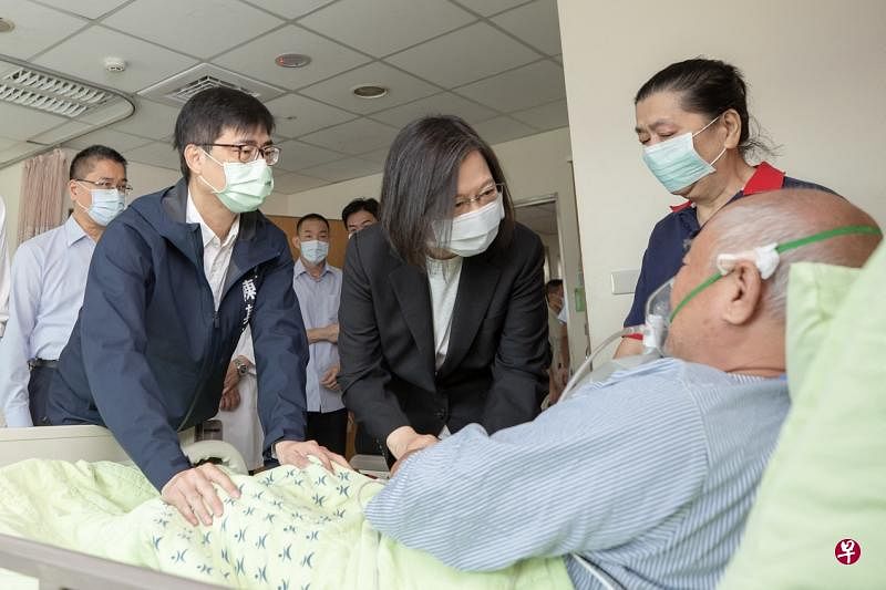 高雄市长陈其迈（左）上周末陪同台湾总统蔡英文（中），到高雄三家医院探视和慰问“城中城”大楼火灾的伤者。（台湾总统府提供）