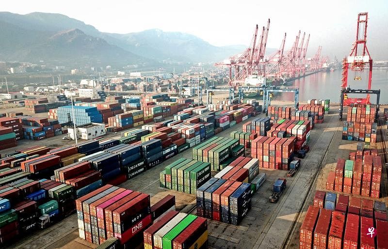 中国驻WTO大使李成钢接受路透社访问时说，中国在WTO仍将是个“发展中”国家，但将放弃一些针对发展中国家的优惠待遇。图为本月7日拍摄的江苏省连云港港口。（法新社）